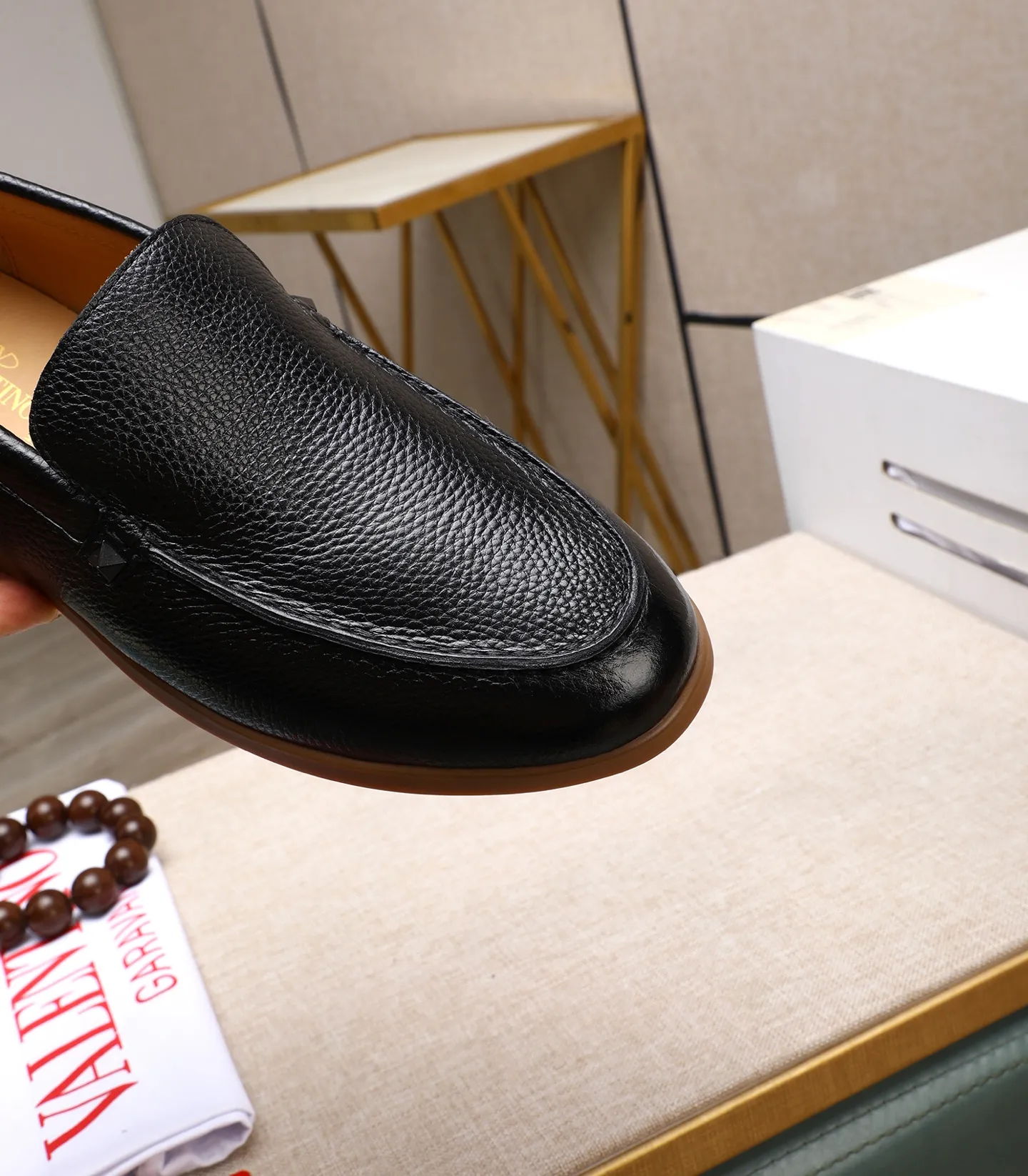 Men's shoes 💰520 [Valentino-Valentino] High-quality boutique men's shoes. The same style as the celebrities, original and authentic.✅ Made of imported cowhide + original apricot cowhide lining. The French luxury model is priced at 14,080 Swiss francs. It is also a Paris Fashion Week catwalk model. A brand can be deeply rooted in your heart, and a pair of shoes can make you linger. What you wear is not only noble, but also an aura. 👻Standard 38-45